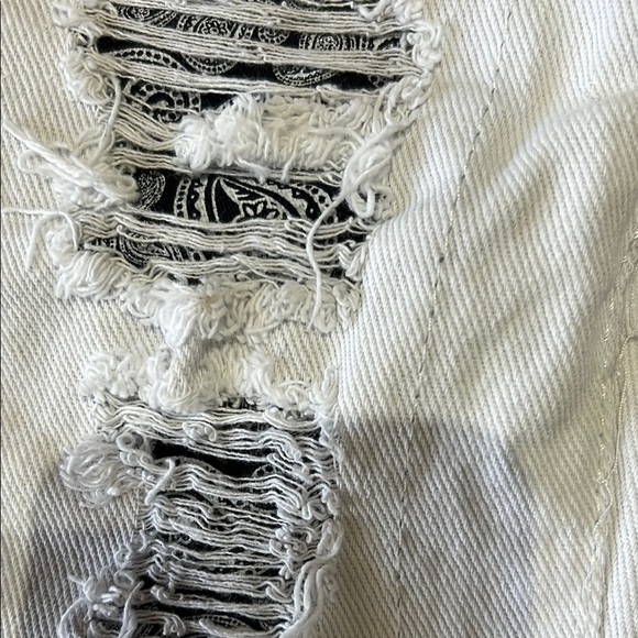 Trestyles Stylish White Distressed Kids Shorts. Size 5. - Picture 3 of 7